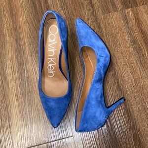 Women Calvin Klein blue suede pumps heels size 6